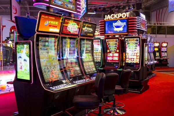 Live blackjack table on oke868 with professional dealer and multi-camera setup